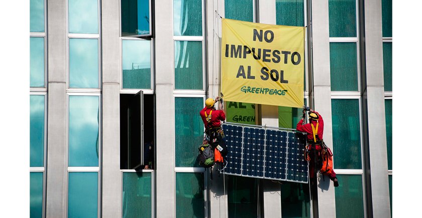 Escaladores de Greenpeace colocaron el 17 de mayo unas placas solares y pancartas en la fachada del edificio del Ministerio de Energía.