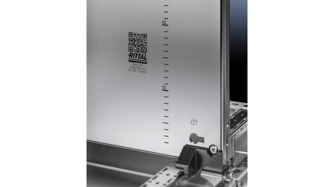 Las partes planas del VX25 van provistas de un código QR para optimizar los procesos de creación de valor de la fabricación de armarios para cuadros eléctricos.