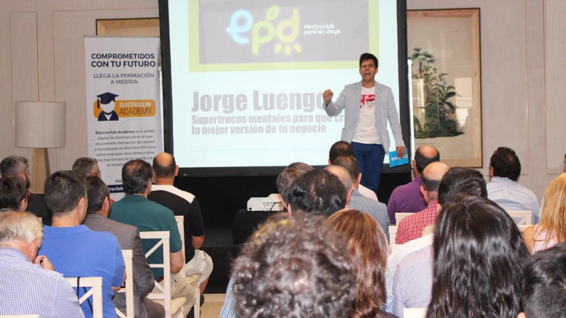 Jorge Luengo, mentalista, ilusionista y conferenciante, se encargó de inaugurar la jornada.