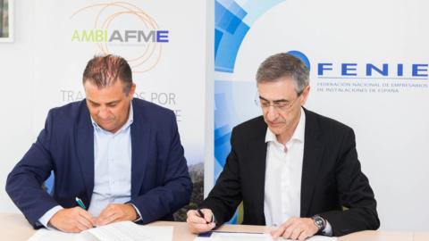 De izda. a dcha.: Jaime Fornés, presidente de FENIE, y Juan Carlos Enrique, director general de Ambilamp/AMBIAFME, en la firma del acuerdo.