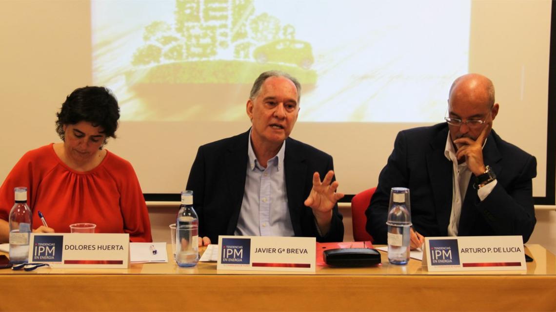 Javier García Breva (centro), junto a Dolores Huerta, de GBCe, y Arturo Pérez de Lucia, director gerente de AEDIVE.