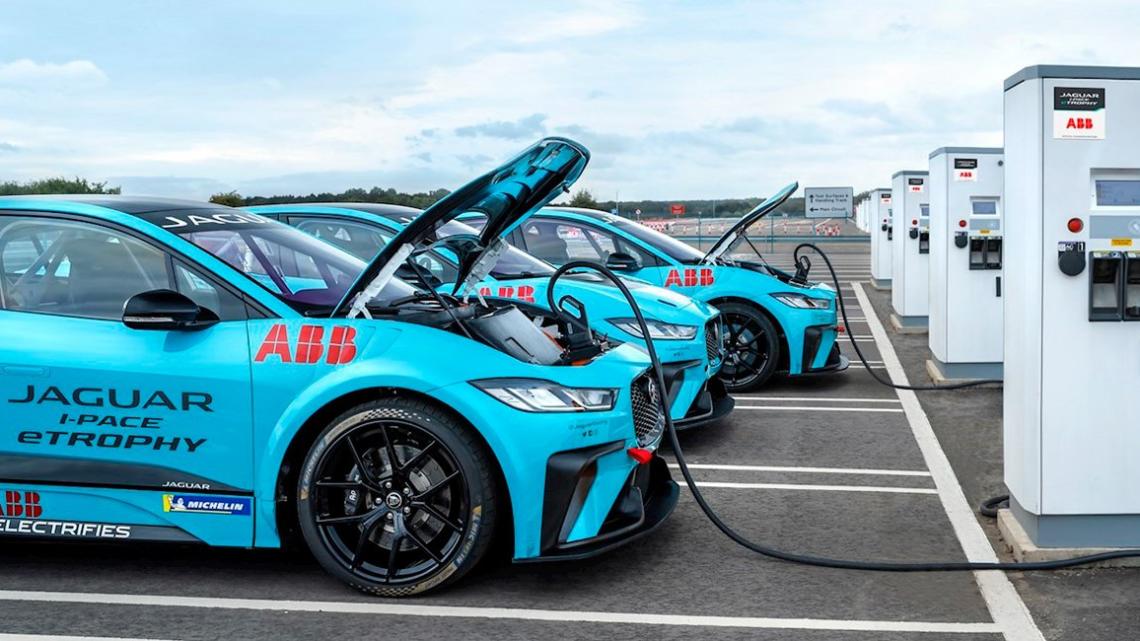La Jaguar I-PACE eTROPHY es la primera serie internacional de carreras para vehículos de producción completamente eléctricos del mundo.