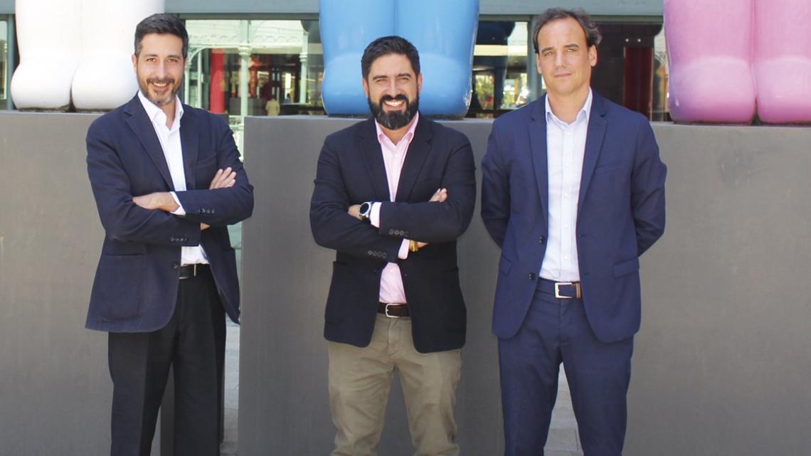 Raúl Calleja (centro), director general de MATELEC, junto a Santiago Díez (dcha.), director comercial del certamen, y Alberto Leal (izda.), director comercial de MATELEC LIGHTING.