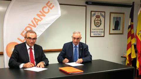 Cristóbal Ripoll, director general de Ledvance Iberia, y Juan Ribas, decano del Colegio firmaron el acuerdo.