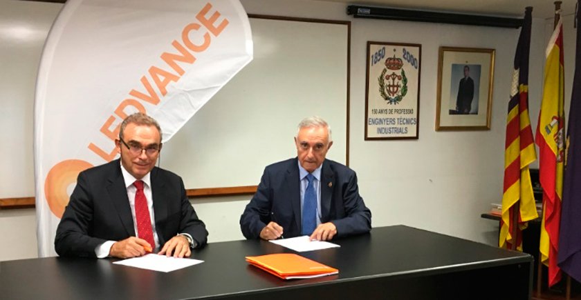 Cristóbal Ripoll, director general de Ledvance Iberia, y Juan Ribas, decano del Colegio firmaron el acuerdo.