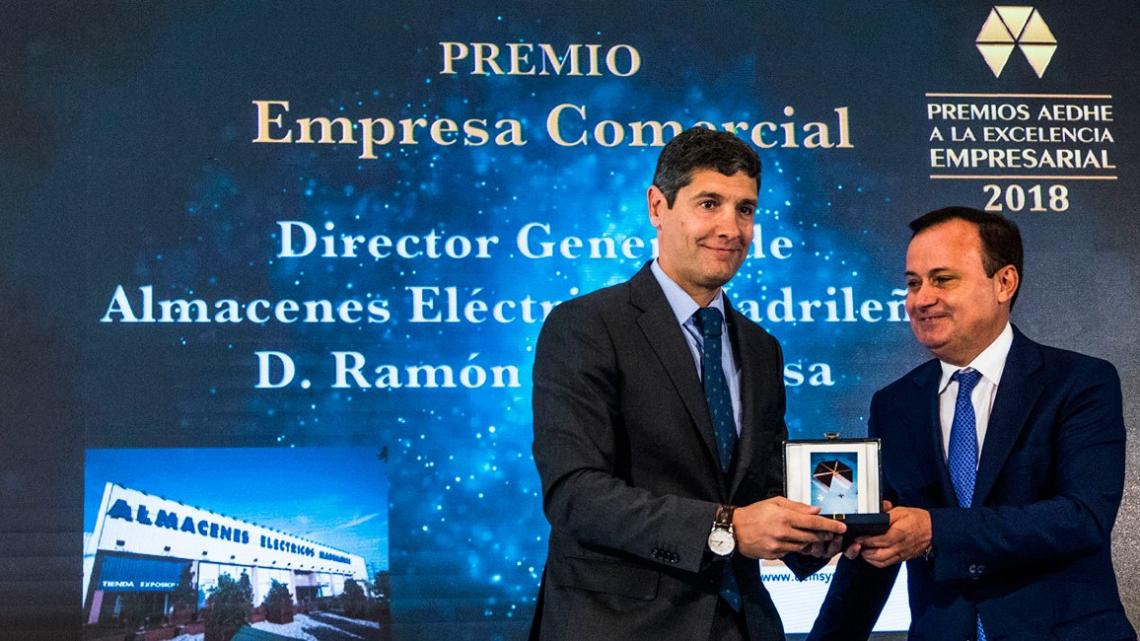 Ramón Utgés, director general de la empresa distribuidora, recoge el premio de AEDHE.