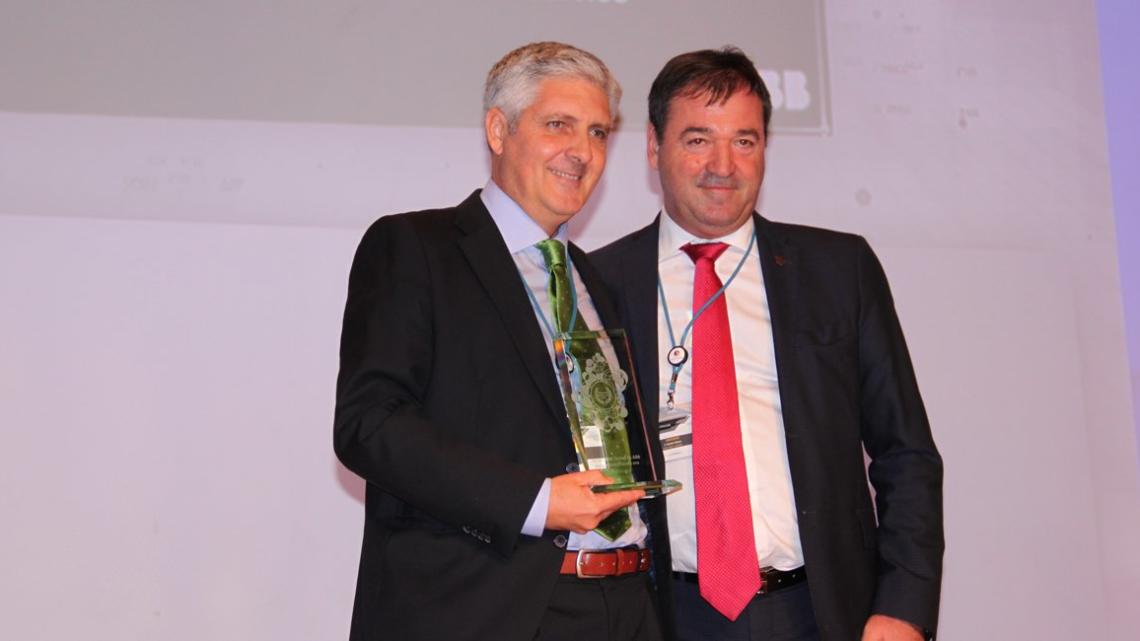 Paco Álvarez (izda.), jefe de Área Norte-Canarias y responsable de Asociaciones de Compra en ABB, recoge el premio principal de manos de Andrés Mateo, presidente de Electroclub.