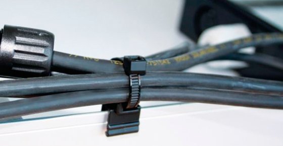 EdgeClips y bridas para cables resistentes a la intemperie y a los rayos UV para instalaciones solares.