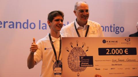 Víctor Terrazas, de la Rioja, ganador de esta edición, junto a Antón Chust, director de desarrollo de negocio de Sonepar Ibérica, uno de los patrocinadores del concurso.