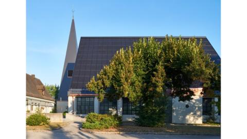 Los módulos fotovoltaicos EasyIn permiten sustituir a las tejas convencionales (como en esta iglesia en Alemania).