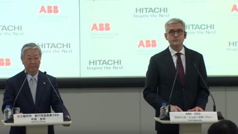 Toshiaki Higashihara, presidente y CEO de Hitachi, y Ulrich Spiesshofer, CEO de ABB, en la conferencia celebrada el 17 de diciembre para anunciar la operación.