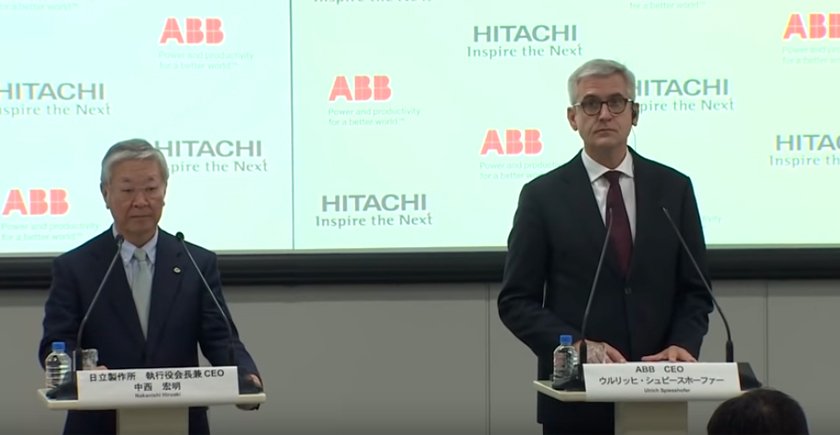 Toshiaki Higashihara, presidente y CEO de Hitachi, y Ulrich Spiesshofer, CEO de ABB, en la conferencia celebrada el 17 de diciembre para anunciar la operación.