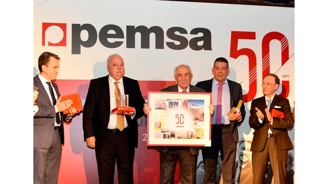 Juan José Martínez Ramos, presidente de Pemsa, recibió un galardón como recuerdo a toda su trayectoria.