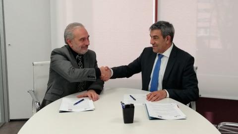 Los presidentes de ambas entidades, Esteban Blanco (CONAIF) y Ángel Duque (AERME), respectivamente, en el momento de firmar el acuerdo.