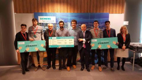 Los ganadores, junto a los dos equipos finalistas ‘M&A’, de Universidad Politécnica de Valencia, y ‘Industriales 4’, de la Escuela Técnica Superior de Madrid.