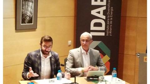 Joan Groizard (izda.), director de Energías Renovables del IDAE, y Sergio Pomar, presidente de la Fundación Feníe Energía.
