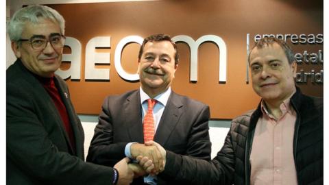 Luis Collado (en el centro), presidente de AECIM, junto a Julián Teso, secretario general de CCOO Industria Madrid (izda.), y Mariano Hoya, secretario general de UGT FICA Madrid.