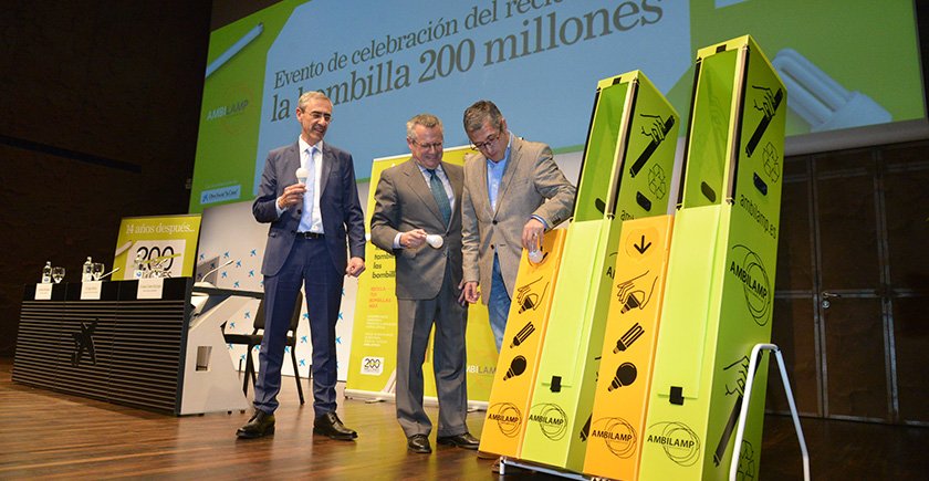 Hugo Morán (dcha.), secretario de Estado de Medio Ambiente, depositando la bombilla 200 millones para su reciclaje, junto a Benito Rodríguez y Juan Carlos Enrique, presidente y vicepresidente de Ambilamp, respectivamente.