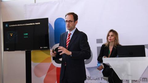 Fede de Gispert, director de Alianzas y Relaciones Institucionales de Telematel, y Inma Ramírez,  responsable de comunicación de APIEM, en el acto de presentación del informe.