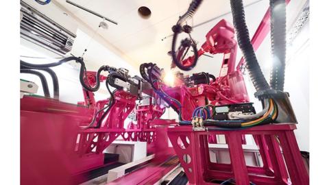 La fábrica de Haiger dispone de una muy alta automatización, con robots conectados digitalmente.