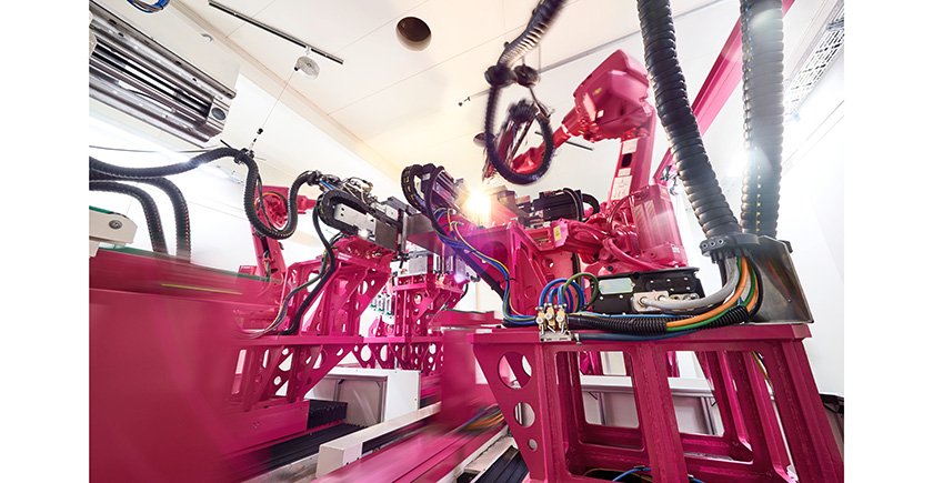 La fábrica de Haiger dispone de una muy alta automatización, con robots conectados digitalmente.