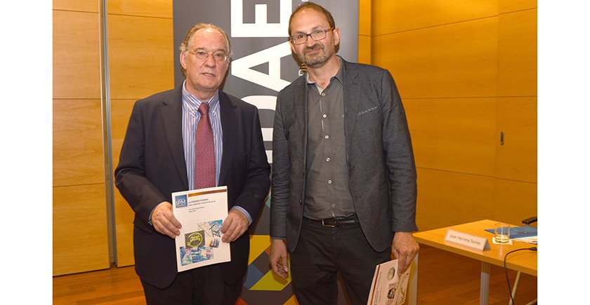 Javier García Breva (izda.), experto energético, y Joan Herrera, director general del IDAE, en la presentación del Informe IPM “La energía flexible”.