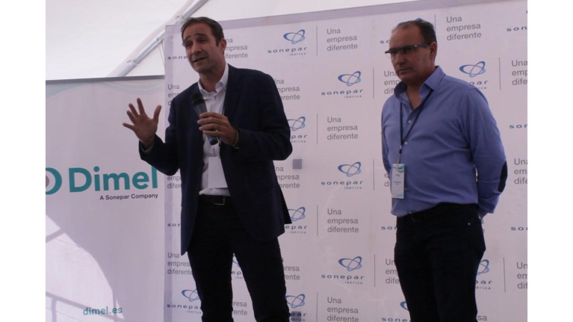 A la izqda., Roberto Martínez, director general de Dimel, en una de las aperturas.