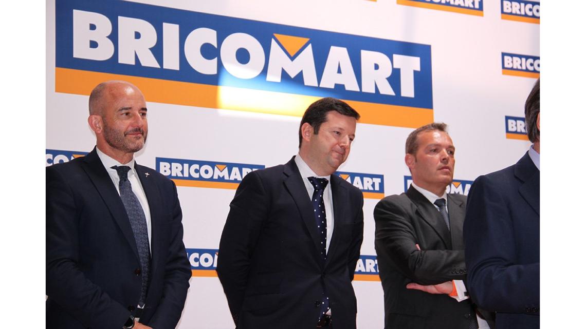 En el centro, Antonio Bullido, director general de Bricomart España. A la derecha, el director de la tienda de Alcobendas, Enrique Griera.