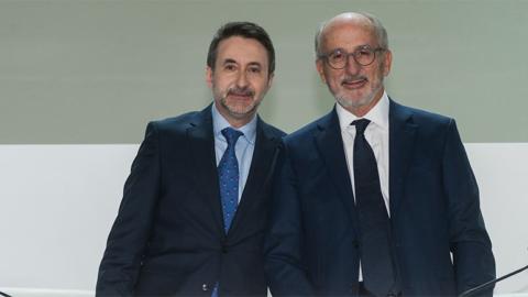 Josu Jon Imaz (izda.), consejero delegado de Repsol, y Antonio Brufau, presidente de la compañía, en la Junta General de Accionistas del pasado 31 de mayo.