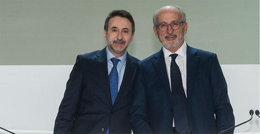 Josu Jon Imaz (izda.), consejero delegado de Repsol, y Antonio Brufau, presidente de la compañía, en la Junta General de Accionistas del pasado 31 de mayo.