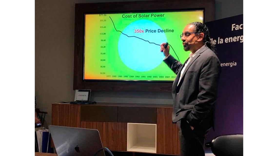 El catedrático Ramez Naam explica el crecimiento y abaratamiento de la energía solar en todo el mundo.