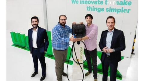 De izda. a dcha.: Diego Díaz, responsable del Programa Start-Up de Iberdrola; Enric Asunción, CEO de Wallbox; Eduard Casteñeda, CTO de Wallbox; y Luis Buil, responsable de Smart Mobility de Iberdrola.
