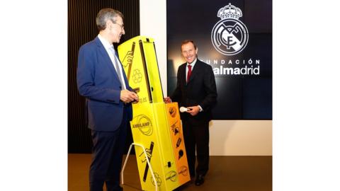 De izqda. a drcha.,  Juan Carlos Enrique Moreno, Director General de Ambilamp,  y Emilio Butragueño, Director de Relaciones Institucionales del Real Madrid.