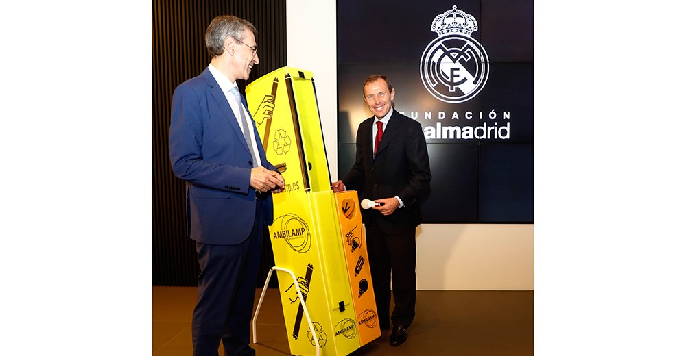 De izqda. a drcha.,  Juan Carlos Enrique Moreno, Director General de Ambilamp,  y Emilio Butragueño, Director de Relaciones Institucionales del Real Madrid.