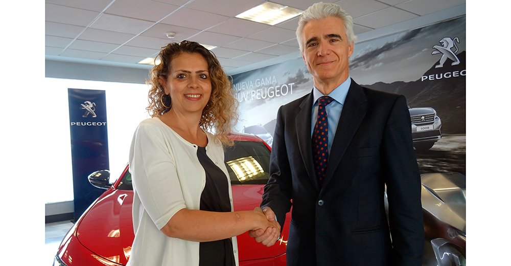 Hélène Bouteleau, directora general de Peugeot para España y Portugal, y Eduard Sarto, secretario general-gerente de ADIME, en la firma del convenio.