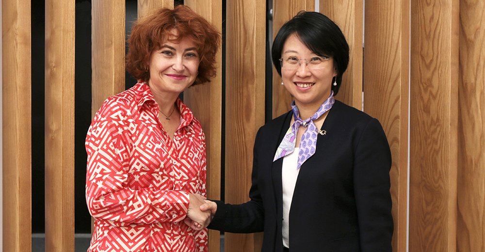 De izda. a dcha.: María Peña, consejera delegada de ICEX, y Angel Zhao, presidenta de Alibaba Global Business Group.