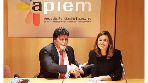 Ángel Bonet, presidente en funciones de APIEM, y Carmen Olier, directora general de VIVE Energía, sellan el acuerdo entre ambas entidades.