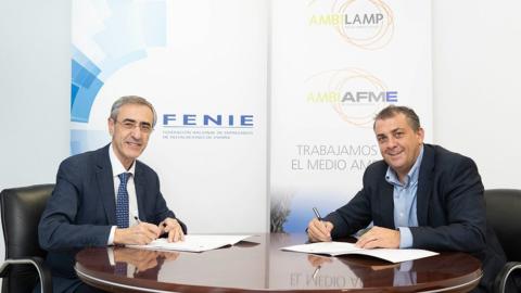 Juan Carlos Enrique Izda.), director general de Ambilamp/AMBIAFME, y Jaume Fornés, presidente de FENIE, en la rúbrica del convenio.