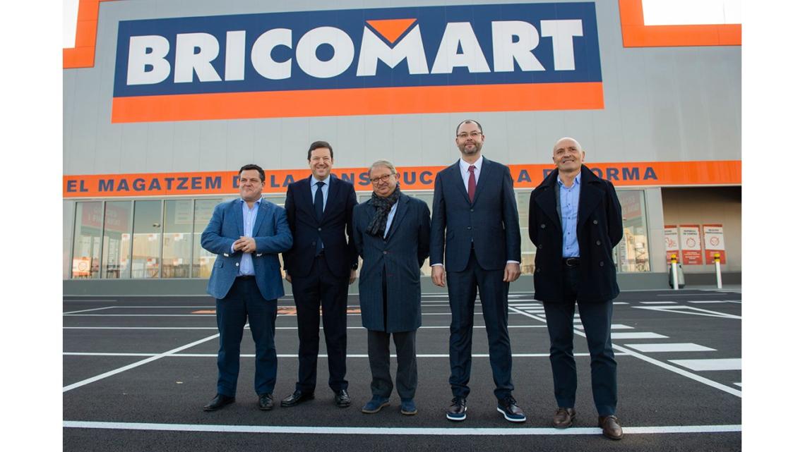 Directivos de Bricomart y el teniente de Alcalde de Lleida posan durante la inauguración del nuevo almacén.