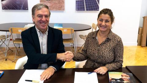 José Donoso, director general de UNEF, y Concha López, directora general de Plan International, sellan el acuerdo.
