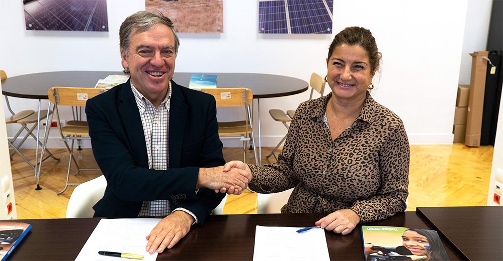 José Donoso, director general de UNEF, y Concha López, directora general de Plan International, sellan el acuerdo.