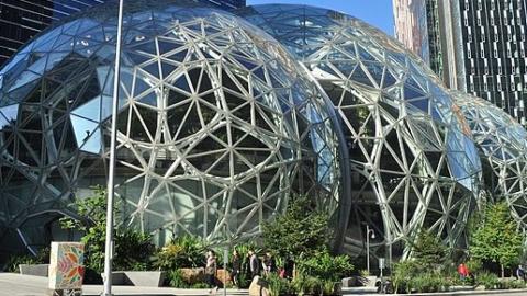Esferas vanguardistas que presiden la sede de Amazon en Seattle, EEUU.