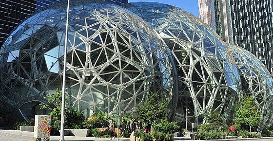 Esferas vanguardistas que presiden la sede de Amazon en Seattle, EEUU.