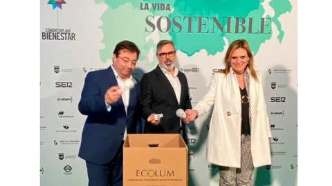 Fernández Vara participó en la iniciativa de la Fundación Ecolum Recyclia.