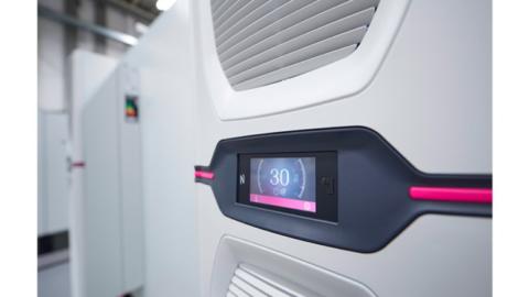 Los refrigeradores y chillers de la serie Blue e+ están equipados con numerosos sensores que se utilizan para el control.