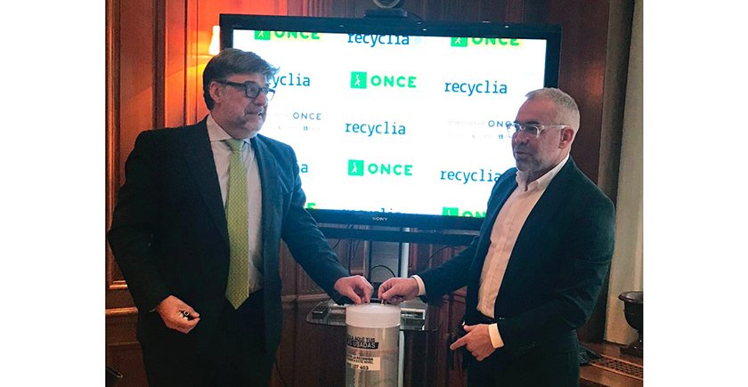 El consejero delegado de Recyclia, José Pérez (izqda.), mostró su satisfacción por el paso dado por la ONCE.