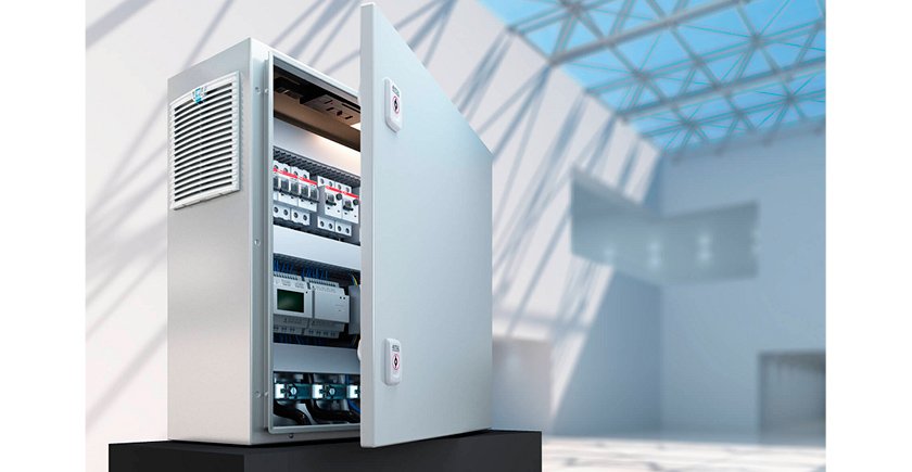 La serie de armarios compactos AX de Rittal se produce en la nueva fábrica de Haiger mediante procesos digitalizados y ofrece numerosas funciones mejoradas: un nuevo producto rediseñado para la industria 4.0.