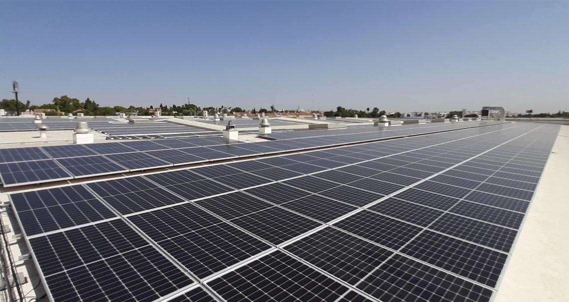 Paneles solares instalados en uno de los centros de Makro.