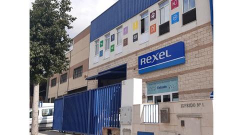 Fachada del nuevo punto de venta de Rexel en Málaga.