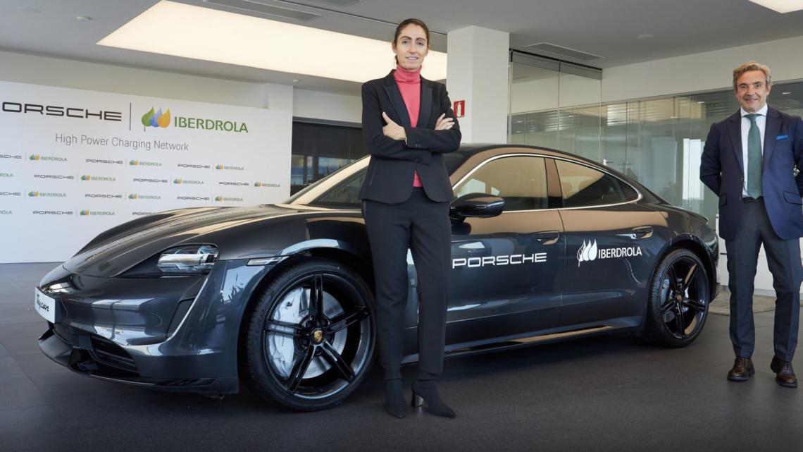 Raquel Blanco, directora global de Smart Mobility de Iberdrola, y Tomás Villén, director general de Porsche Ibérica.